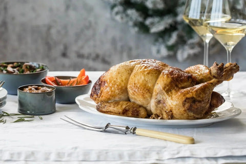 Afgebakken grote kalkoen op een mooi aangeklede tafel