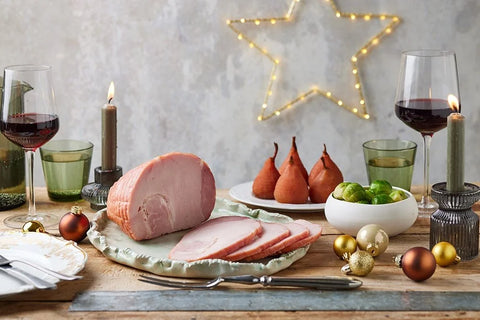 Kloosterham op een serveerschaal op een kersttafel