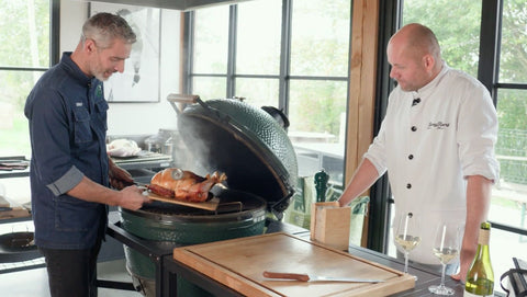 Twee koks zijn een kalkoen aan het bereiden op de Big Green egg