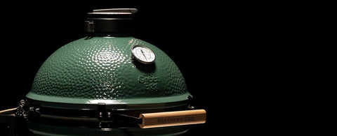 Groene Big Green Egg BBQ met zwarte achtergrond