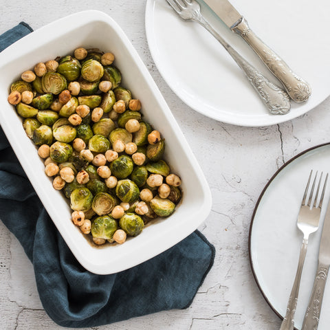 Geroosterde spruitjes uit de oven afgetopt met gebrande hazelnoten 