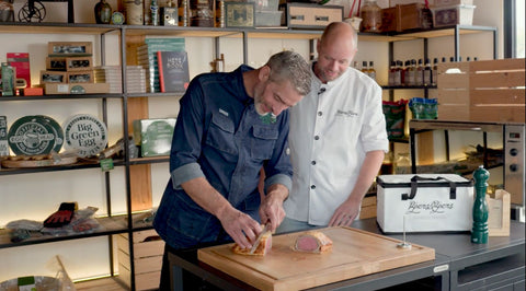 Boers&Boers koks snijden een heerlijke roze kleurige Beef Wellington aan.